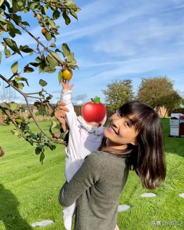 陈法拉带女儿在街上闲逛 坐在婴儿车上的女儿伸出小手拉着妈妈