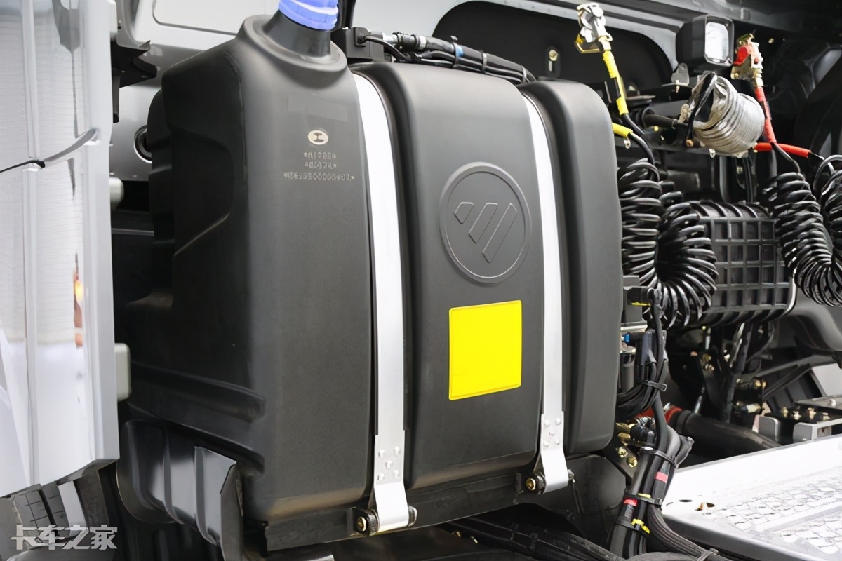 动力链方面依然是欧曼引以为傲的超级动力链,福康发动机 zf的amt