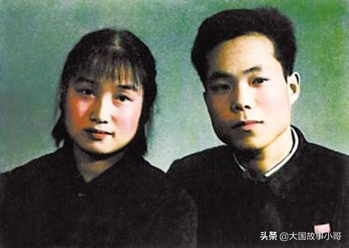 给毛主席戴红领巾并合影的两少年，后来结为伉俪晚年“家藏万贯”