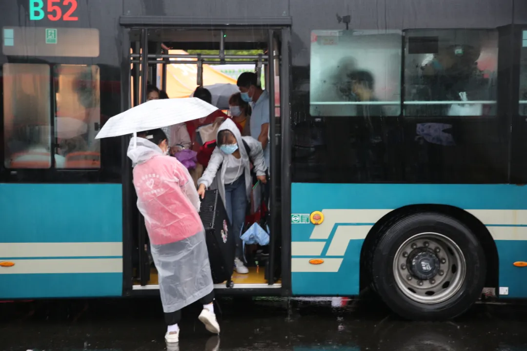 迎新｜山东工程职大一见倾“新”，满心欢喜，“雨”见最美的你