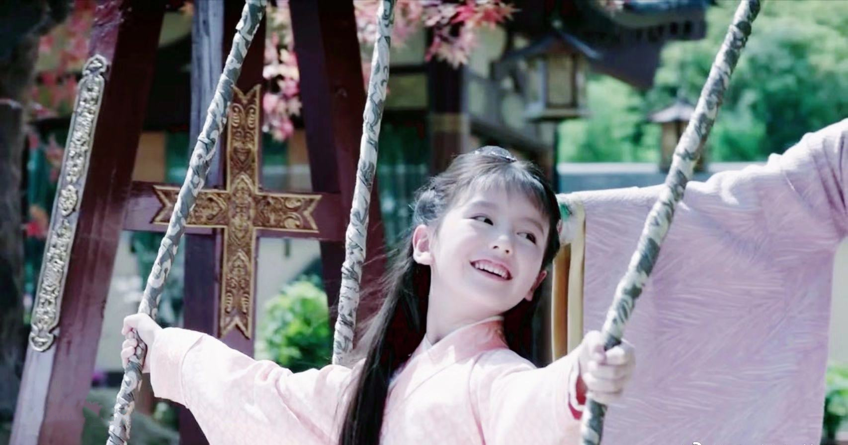 曾经在《芸汐传》中饰演鞠婧祎的小时候.