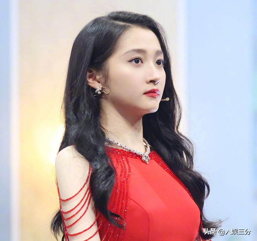 23岁关晓彤被曝延期毕业，和鹿晗恋爱影响学习，网上再添“实锤”