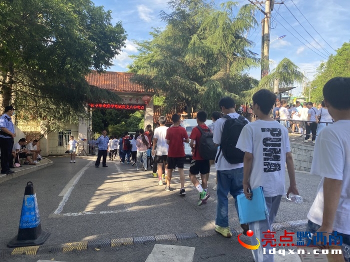 又是一年中考季，今日黔西南4万余考生奔赴考场 众多家长场外等候