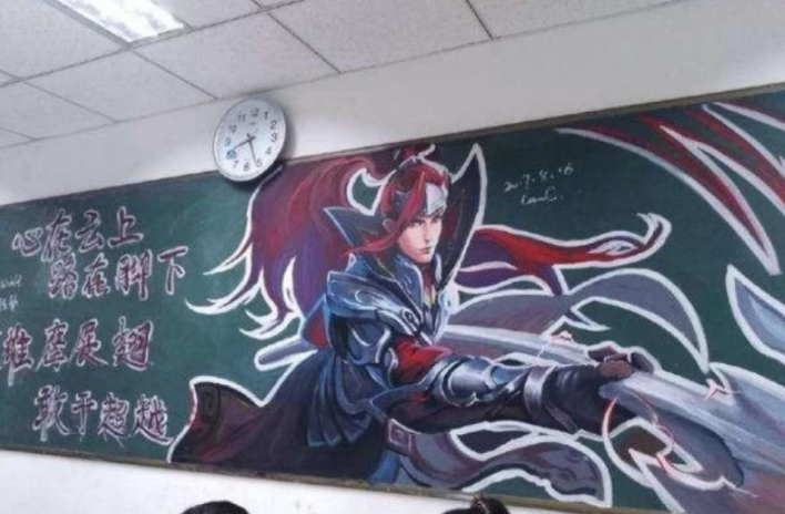 高中生“黑板报”走红，班主任看后舍不得擦，校长也跑过来欣赏