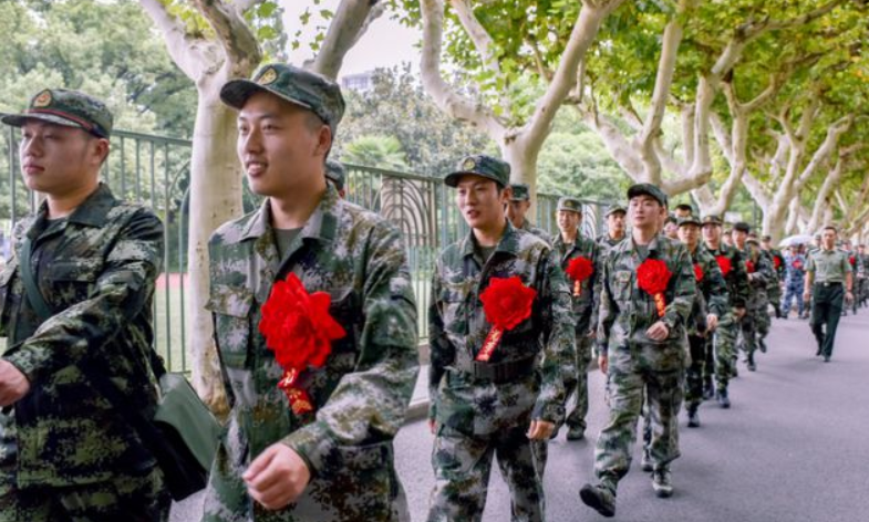 大学生当兵迎来喜讯，满足条件可保送到军校，机会难得不要错过