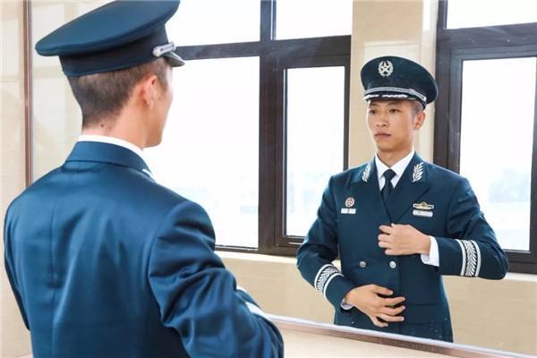 军队文职人员待遇如何？解析文职人员薪资福利及职业发展前景
