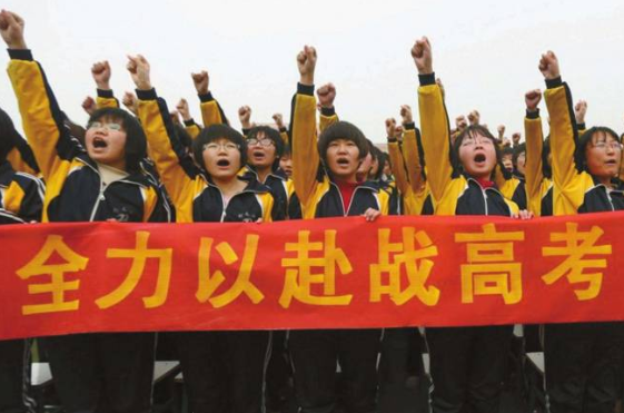 瞒着家人复读7年，高分进入政法大学，唐尚珺赢了高考却败给现实