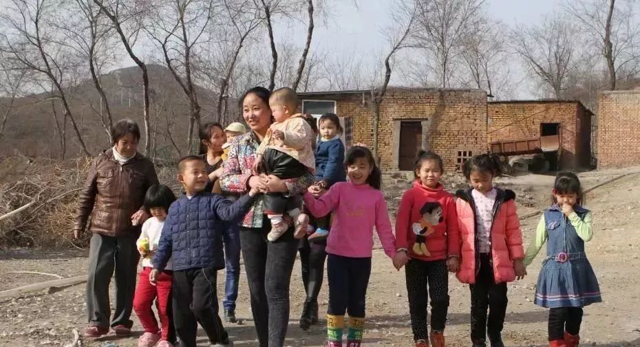 收养118名孤儿，她做了件让全中国人感动的事，背地里却是恶魔