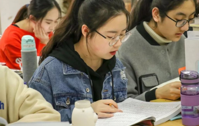 大学高颜值教师爆红网络，其出众外貌与独特气质引发广泛关注和热议