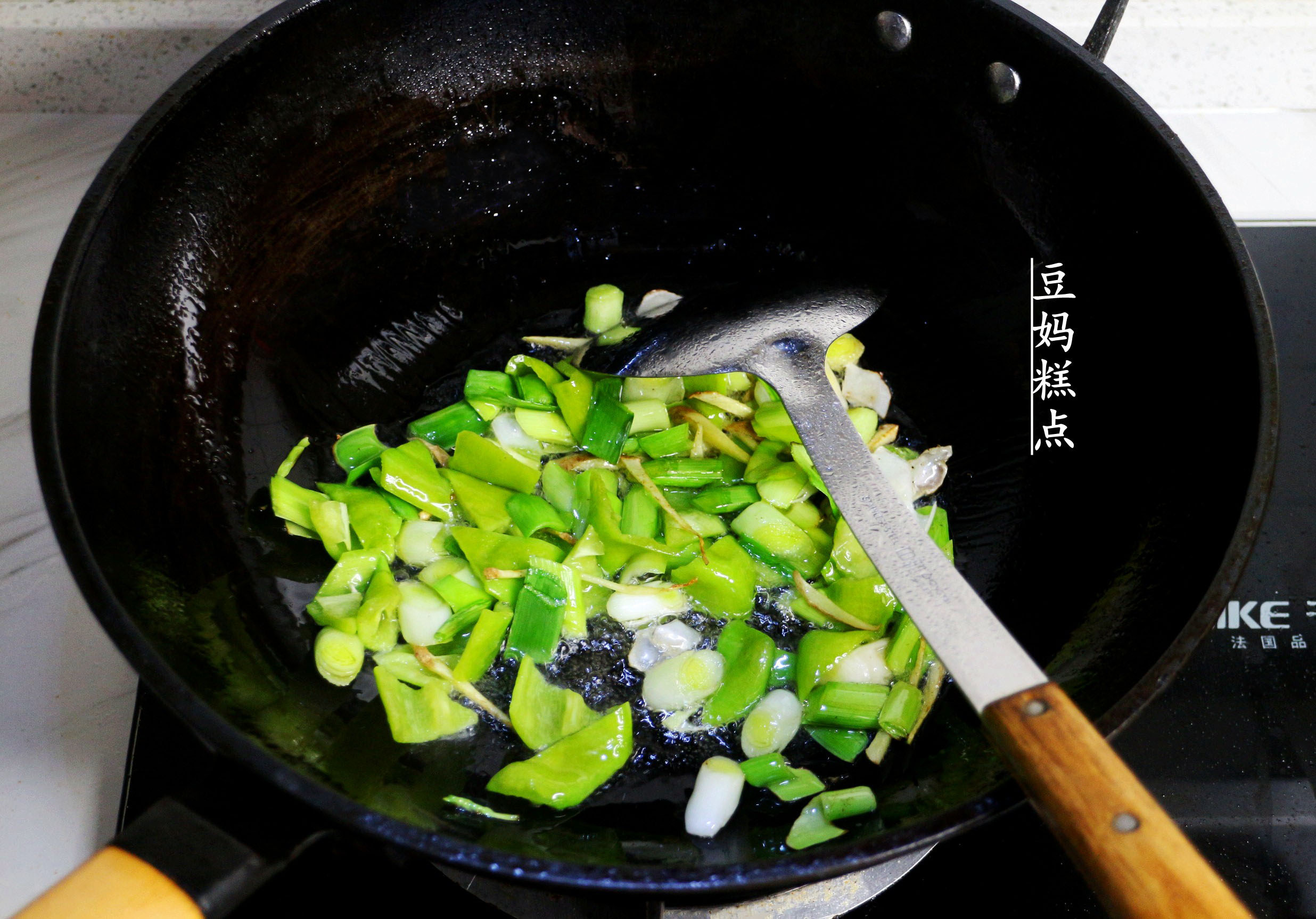 青椒素炒豆腐泡，简单几步，入味足还很下饭