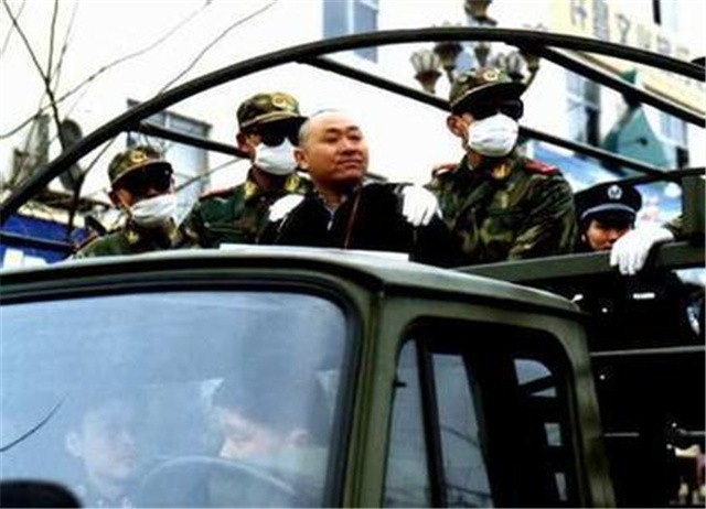 许昌黑老大梁胜利，作恶多端引起众怒，落网后近10万群众欢呼