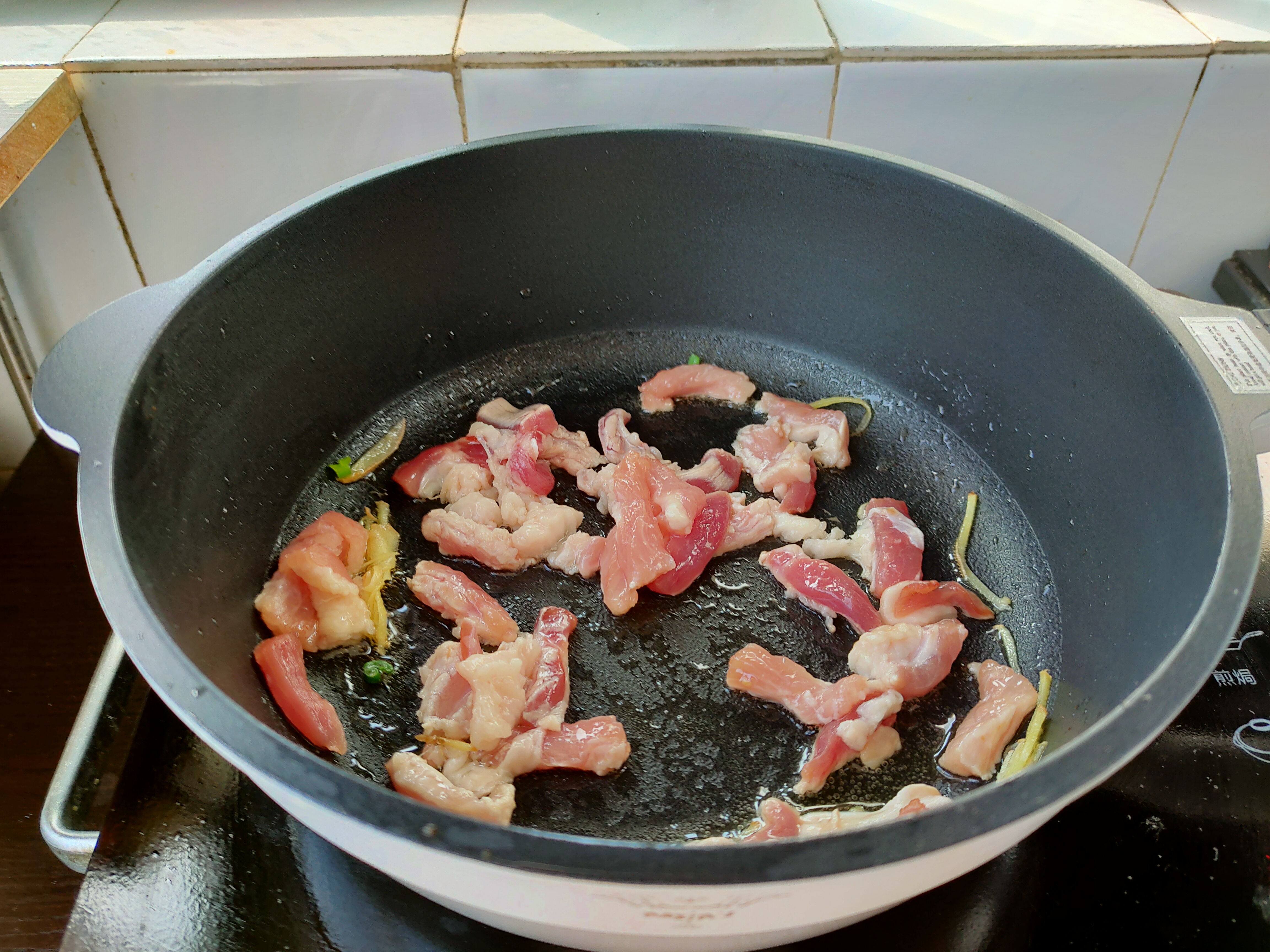 火爆大头菜的做法（轻松做出简单易学清香爽口火爆大头菜）