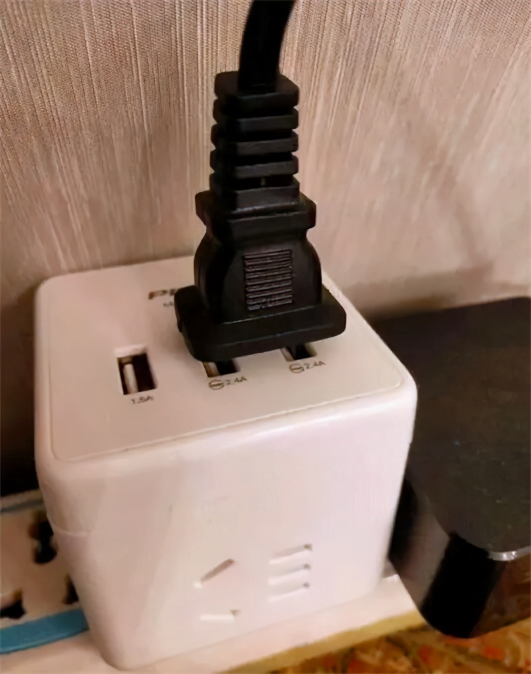 爆笑充电:和兄弟喝酒喝多了,晚上给手机充电,就成这样了