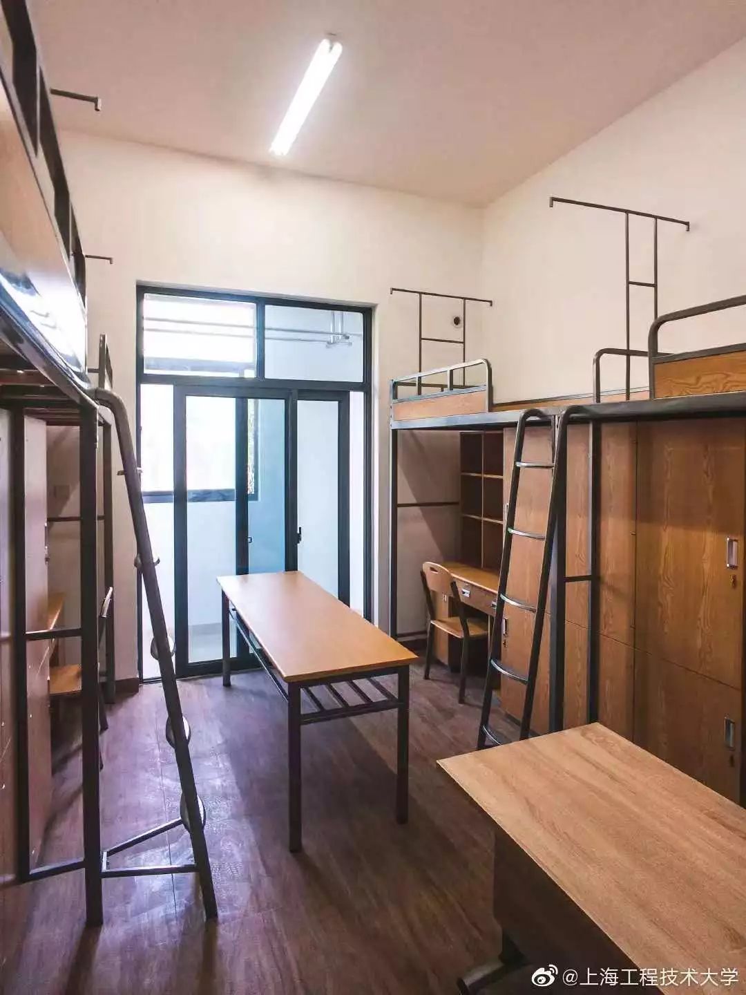 8所研究生宿舍，第二所院校的是电视剧里的宿舍吧