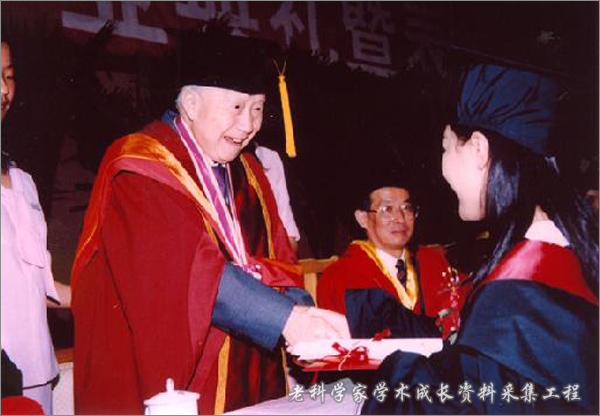 他当了近30年校长，为中国教育“搭梯铺路”，学生不少成了院士