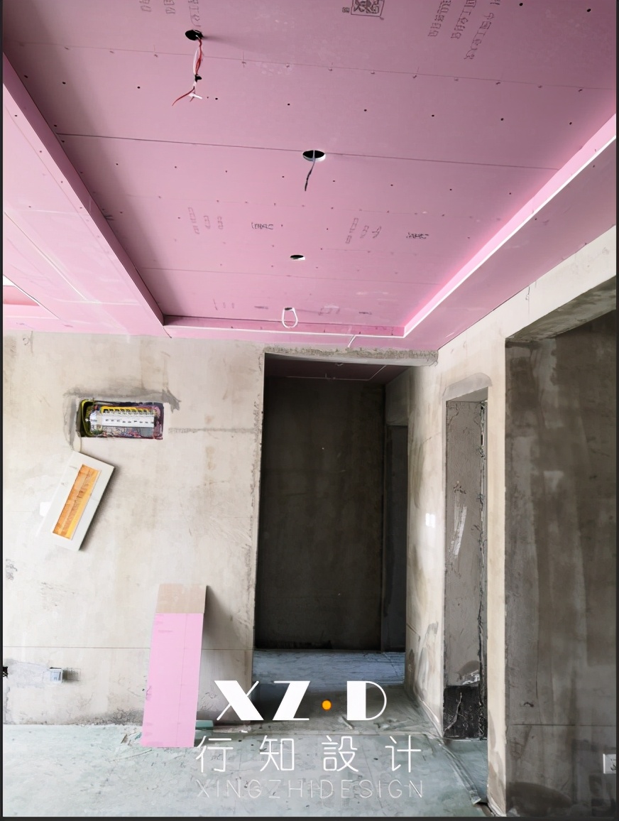 施工跟踪：电视墙暖咖色，其他墙面浅灰色，设计师不同阶段分享
