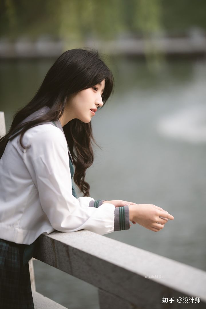 拍照姿势不重样,日常又好看的8个姿势,一个人拍照时不要错过