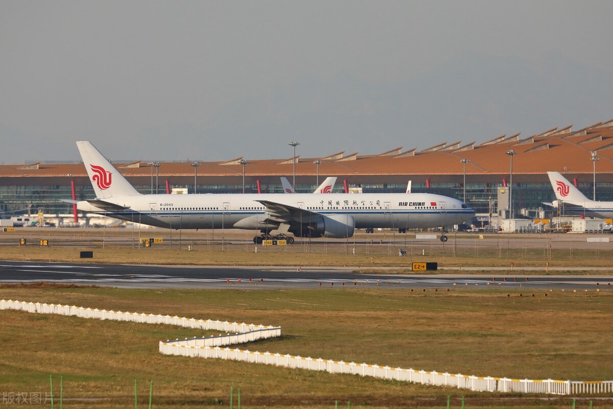 多家航空公司明日恢复征收燃油附加费：800公里以上20元