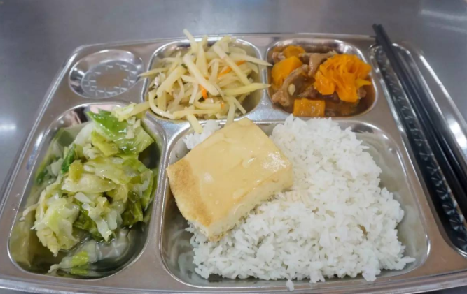 高中生在校门口“蹲着”吃饭，家长一旁观看，是溺爱还是关爱？