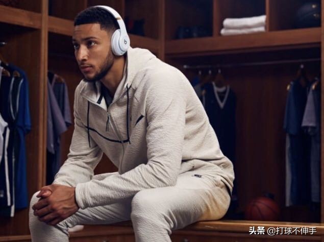 为什么nba球员都带耳机(从搭配来讲，NBA球星更喜欢Beats耳机还是苹果耳机)