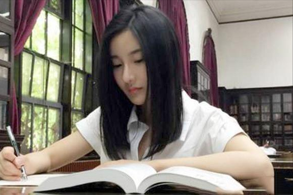 清华美女“校花”，不仅是双料高考状元，颜值身材更不输给明星