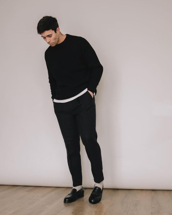 男人穿皮鞋就落伍了？那你没穿对，搭配白袜试试，回头率高又时髦