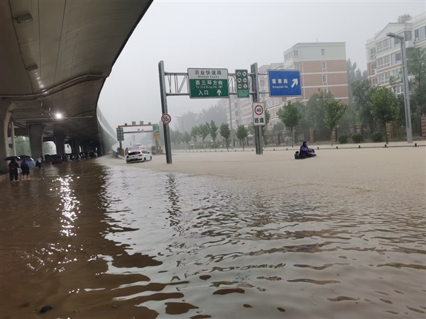 郑州暴雨,有人160斤被水冲得站不稳,有公司用铲车接员工,部分超市断电