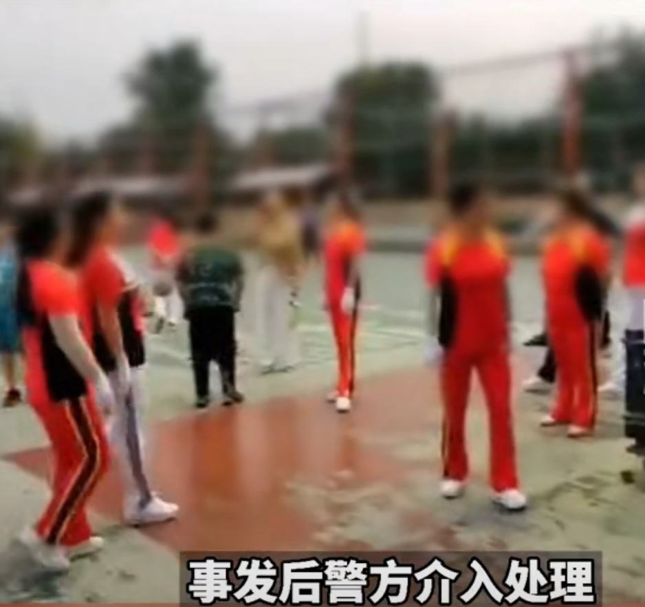 河南焦作：广场舞大妈和小孩争抢篮球场，大妈要跳舞，小孩要打球