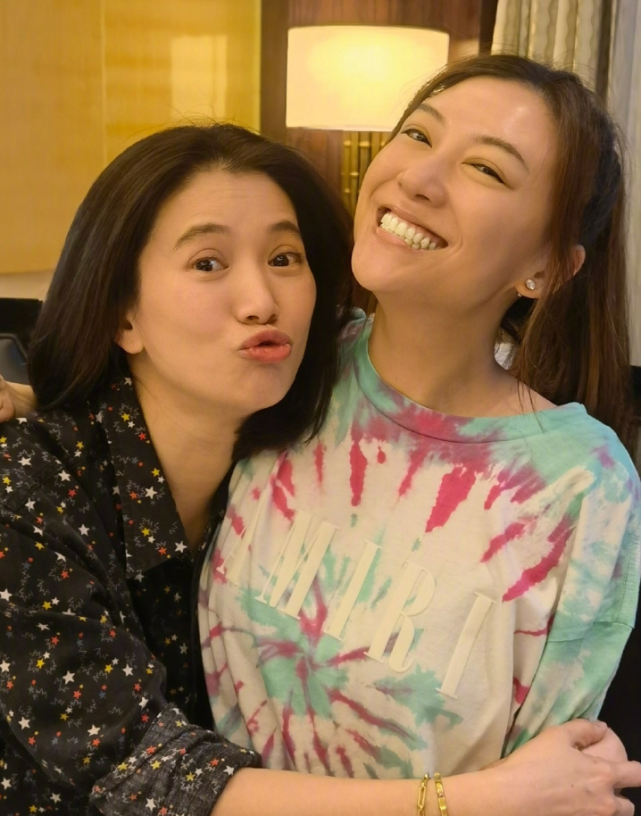 应采儿袁咏仪一起录制《大湾仔的夜》，两个人热聊不断，好欢乐