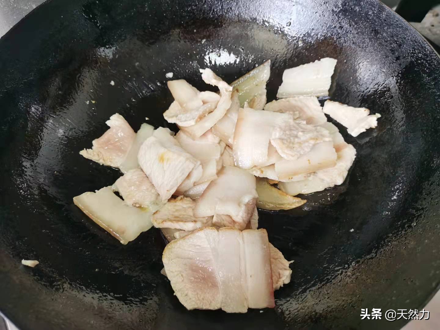 回锅肉怎么做才好吃？来看看传统的川菜做法，肥而不腻，真解馋