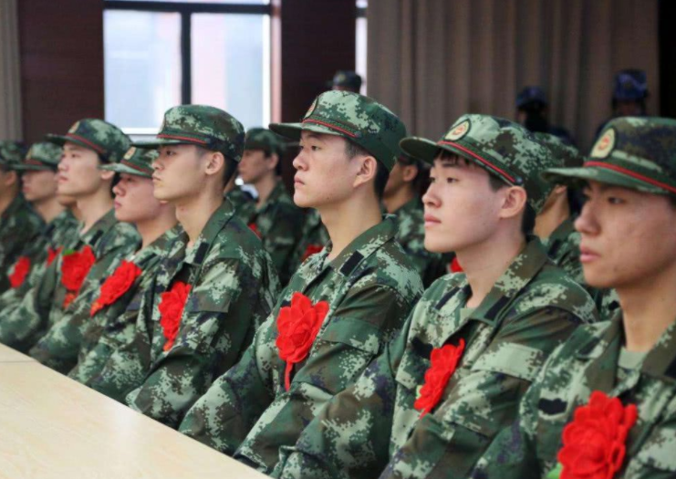 在校大学生迎来好消息，参军有机会保送军校，不过有两个前提条件