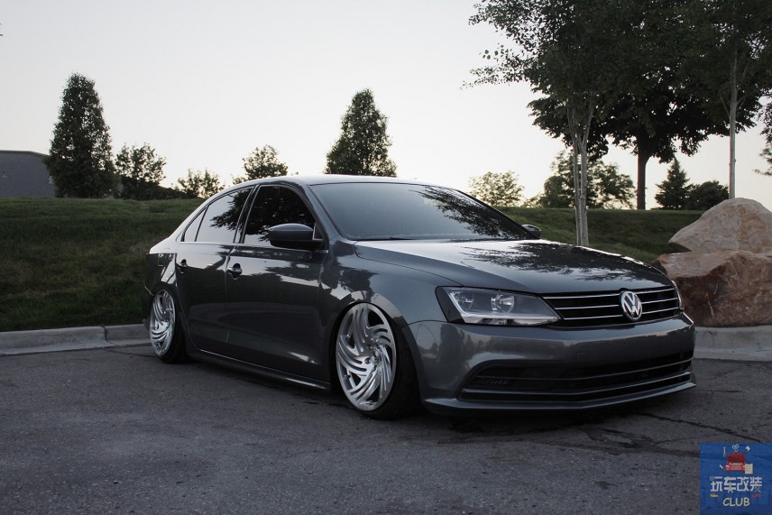 只需改装轮毂配上低趴姿态！一辆完美的大众速腾改装完成