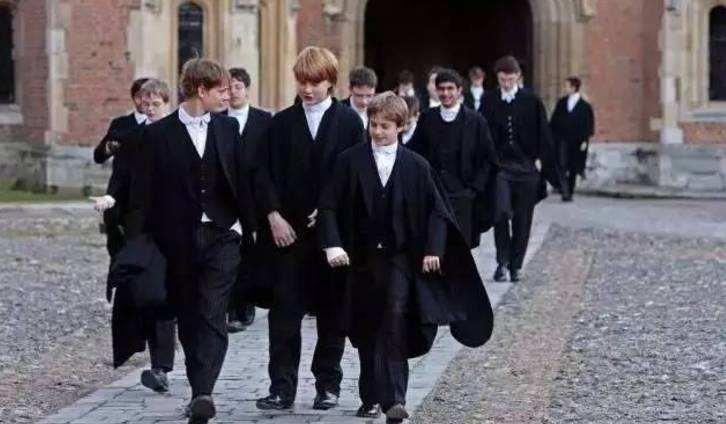 这些高中的校服令人眼前一亮，打破国人对校服的刻板印象！