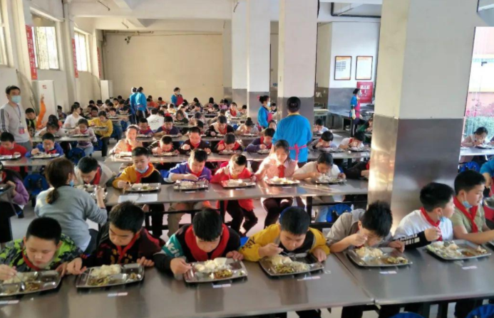 高中生在校门口“蹲着”吃饭，家长一旁观看，是溺爱还是关爱？