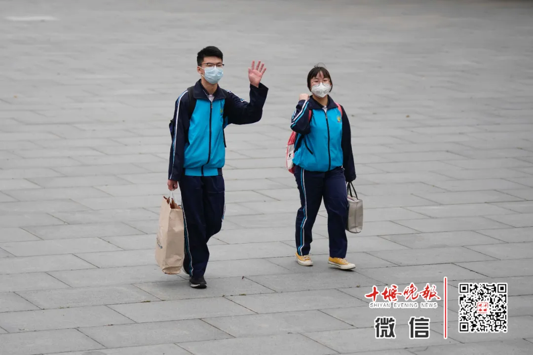 今天开学！刚刚在十堰这些学校拍下，这一幕等了太久