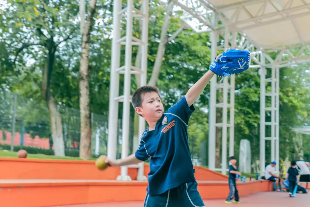 读外国语学校吗？ 学生自信开朗，成绩好，出口多那种！