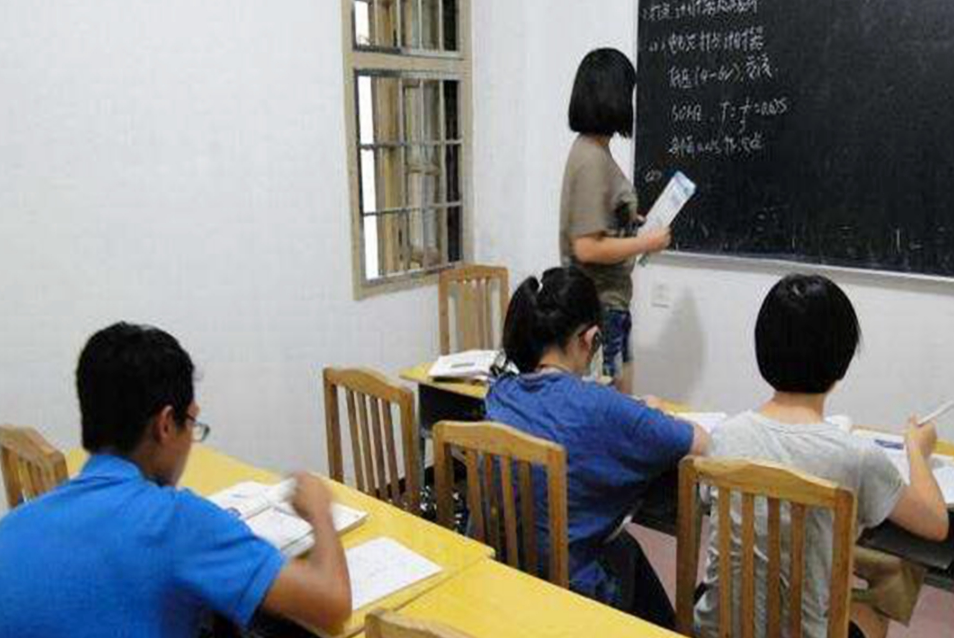 退休老师不能开补课班？老教师被人举报，教育部回应让人安心