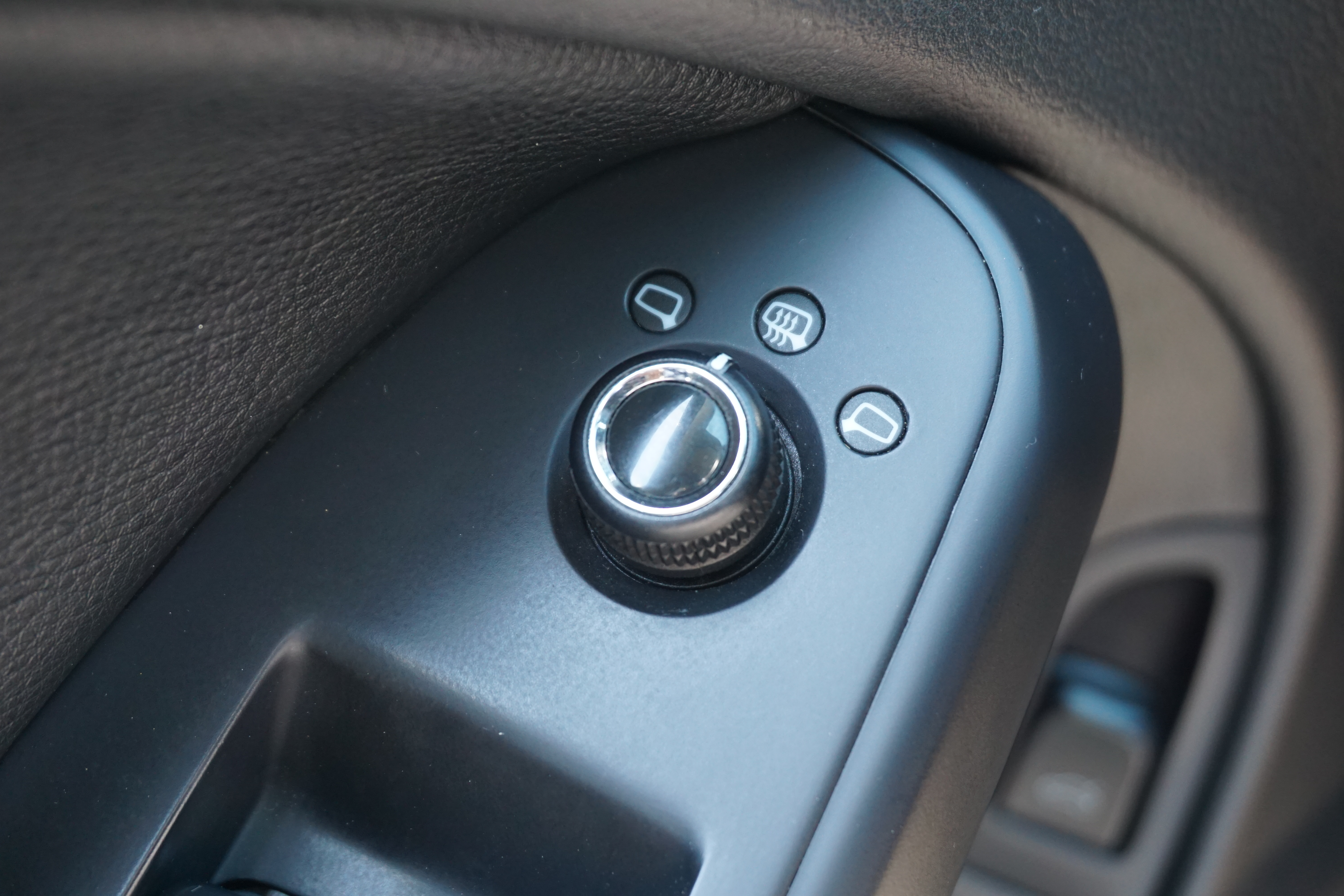 前排配有侧气帘自动空调电子驻车及自动驻车开关后视镜带加热功能