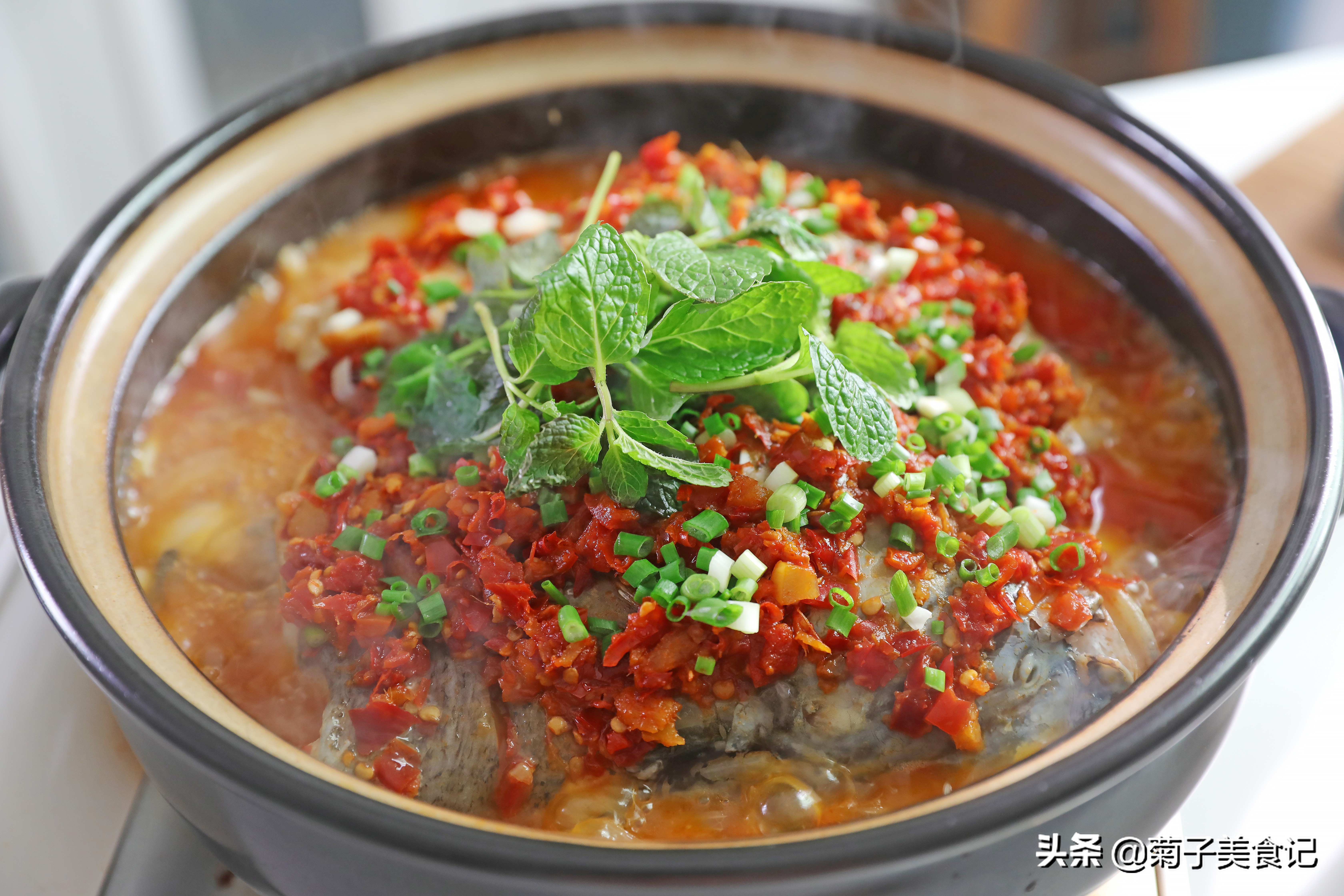 年夜饭做砂锅大头鱼，鲜嫩入味，香辣开胃，爱吃鱼的朋友快收藏