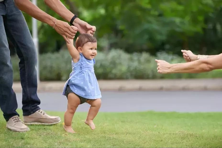 孩子多大会走路正常？为啥有的娃10个月会走，有的15个月还不会