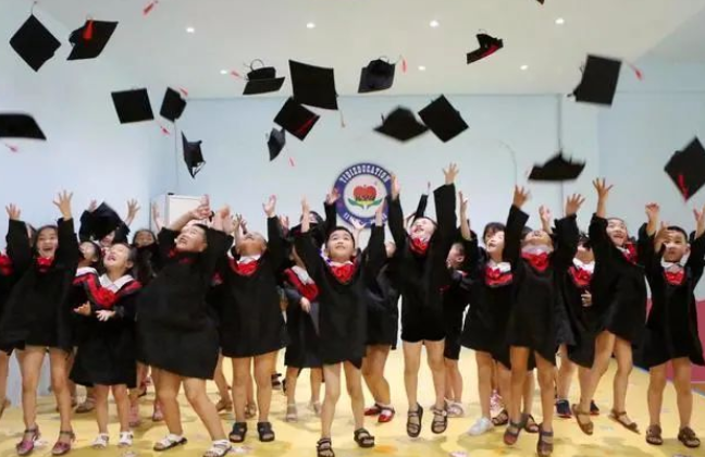 幼儿园毕业照走红，创意不输大学生，家长：再穷也不能少了仪式感