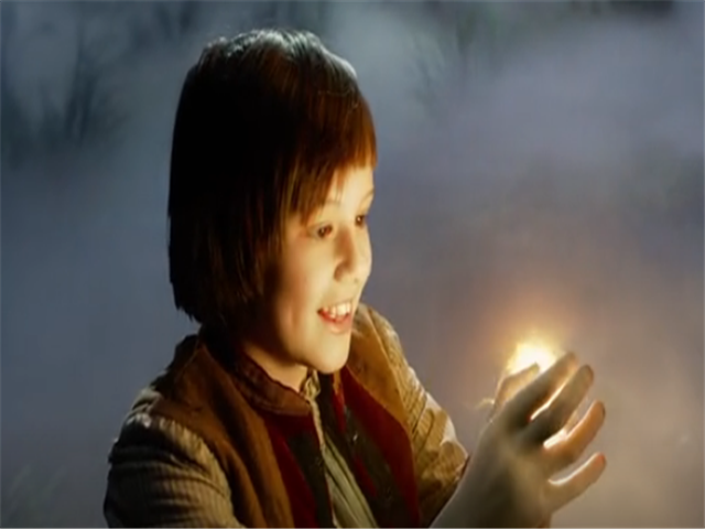 孤儿苏菲在《圆梦巨人》里，遇到了好心眼巨人，目睹了奇妙世界