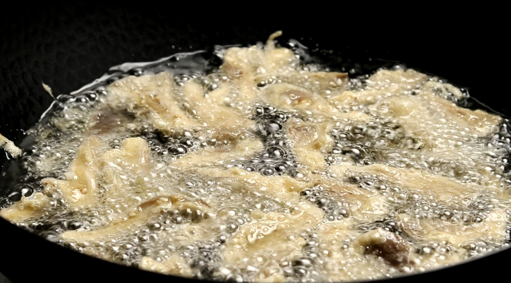 炸蘑菇，裹淀粉还是面粉？大厨教你正确做法，口感酥脆不回软