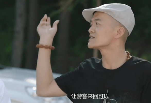 50岁时因月仙的交通事故去世，在《乡下的爱》中有6位演员因病或意外去世。