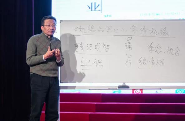 复旦哲学教授行为引争议，网友质疑“德不配位”，学生却习以为常