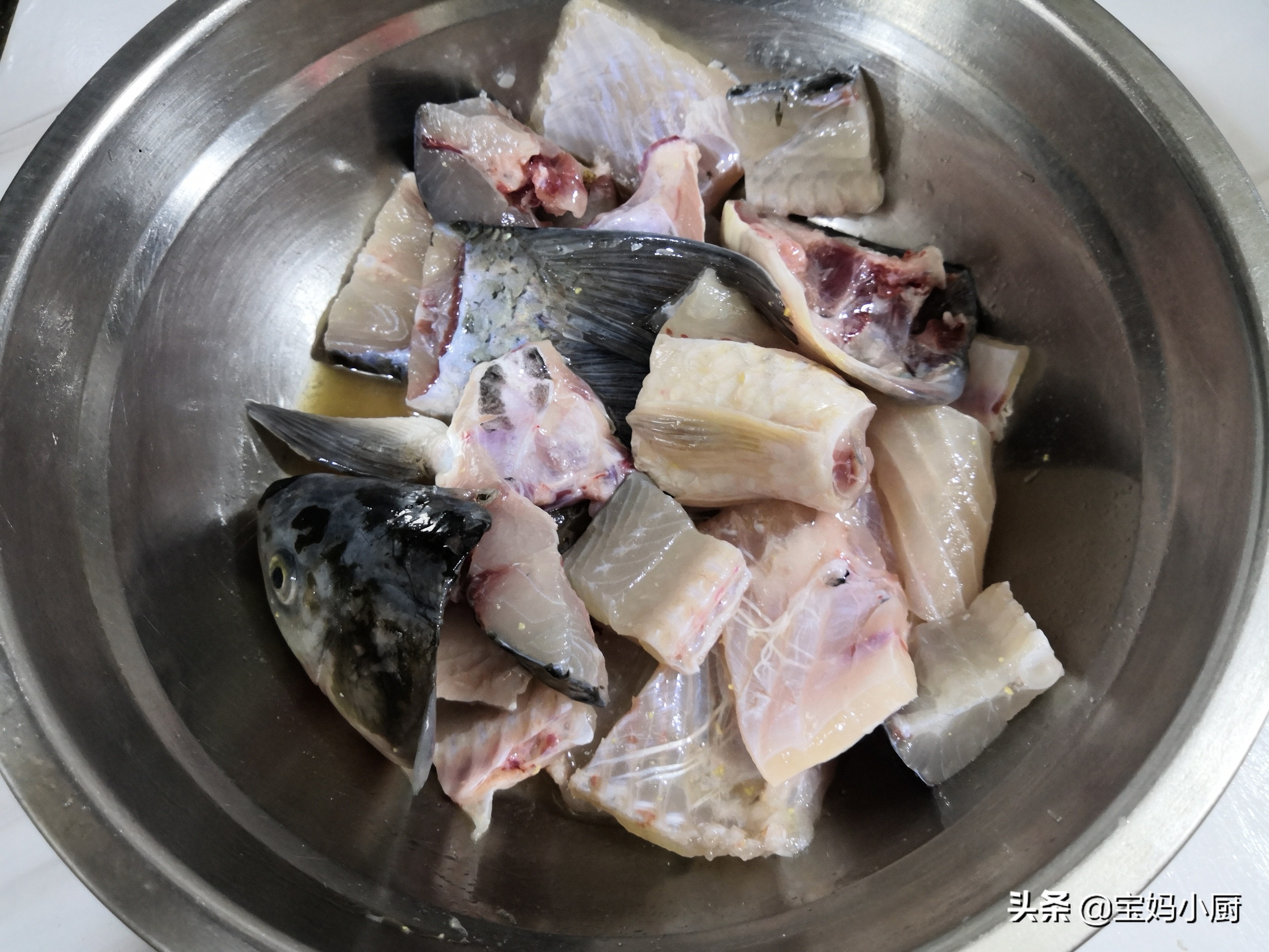 做酸菜魚,兩個要點要記牢,湯鮮美,魚片不碎,每次上桌都三光