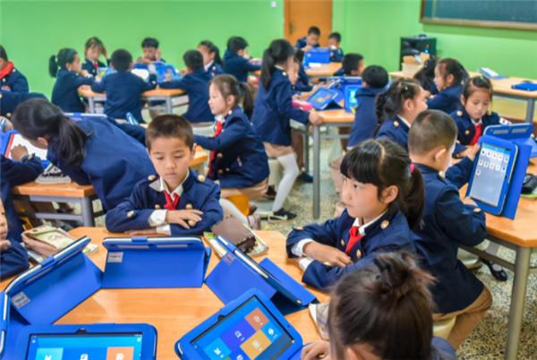 福州一小学300元劣质校服，一天就穿坏，学校是被家委会“支配”