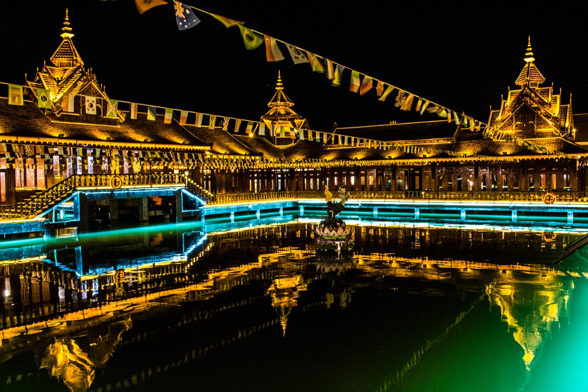 在西双版纳,有一种璀璨的夜景叫星光夜市