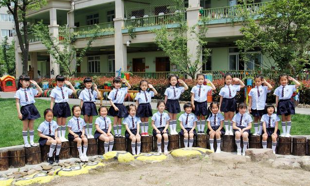 学校突然要求上学要穿校服，妈妈质疑圈钱，校方：防止孩子攀比