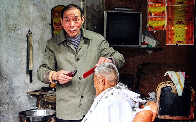 Tony老师成工业品，年轻人失去洗剪吹自由